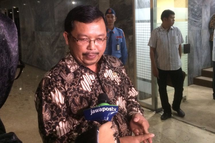 Politisi Herman Khaeron sebelum rapat pleno penetapan pimpinan komisi II DPR RI, di Kompleks Parlemen, Senayan, Jakarta, Kamis (26/7/2018).