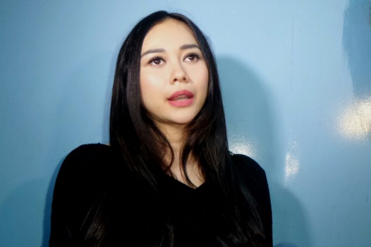 Penyanyi yang juga artis peran Aura Kasih diwawancara usai menjadi bintang tamu sebuah acara televisi di kawasan Tendean, Jakarta Selatan, Selasa (7/11/2017).