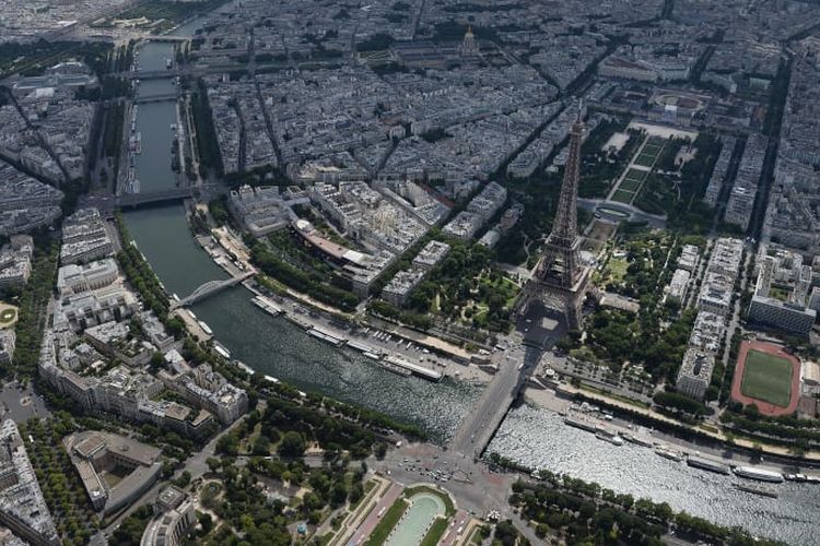 Menara Eiffel diambil menggunakan kamera drone