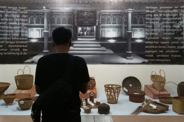 Salah satu wisatawan sedang melihat berbagai perkakas rumah tangga dari bahan alam, baik rotan, pandan, akar-akaran, dan yang lainnya di Museum Nasional Sejarah Alam Indonesia (Munasein), Bogor, Jumat (5/1/2017).