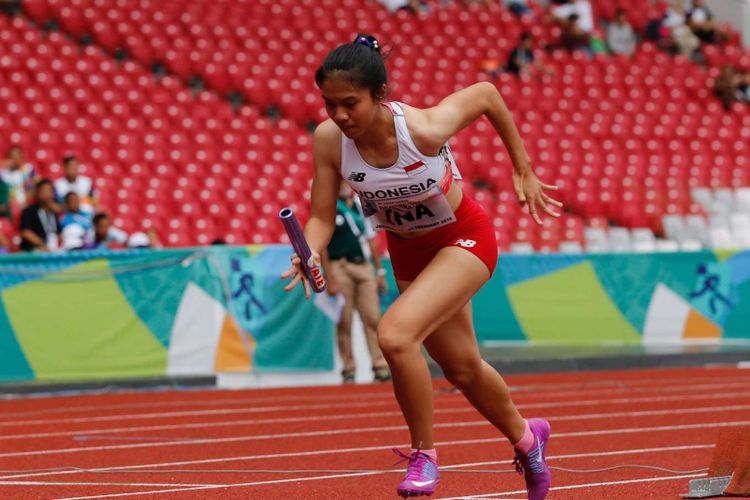 Atlet lari Indonesia Jeany Nuraini Amelia memacu larinya pada Final Estafet 4x100 meter putri 18th Asian Games Invitation Tournament di Stadion Utama Gelora Bung Karno, Senayan, Jakarta, Rabu (14/2/2018).