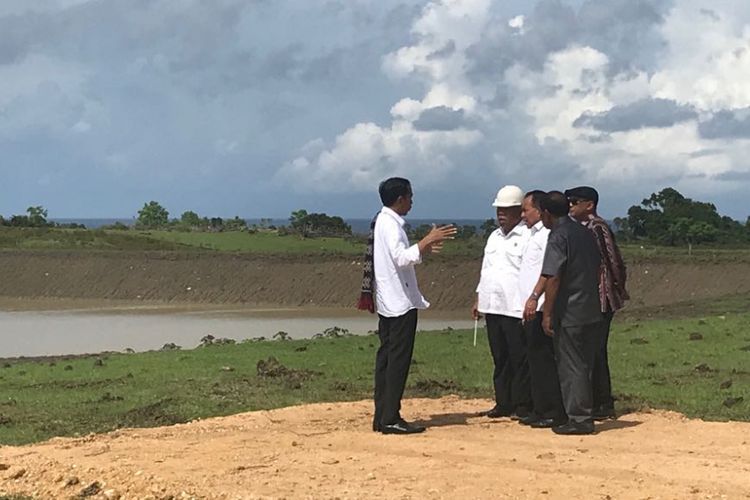 Presiden Joko Widodo saat meninjau proyek pembangunan Embung Saina, Rote Ndao, Nusa Tenggara Timur, Selasa (9/1/2018).