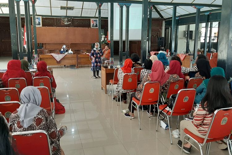 Ibu-ibu Diberikan Pelatihan Tentang Pencegahan Bunuh Diri Oleh Psikiatri RSUD Wonosari Ida Rochmawati di Bangsal Sewoko Projo, Wonosari