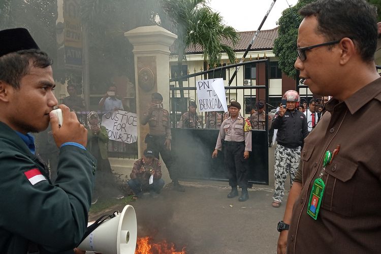Humas PN Cibinong, Ben Ronald saat ditemui massa aksi unjuk rasa di depan PN Cibinong Kabupaten Bogor, Senin (29/4/2019)