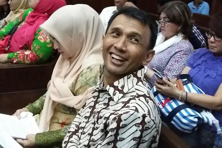 Terdakwa dalam perkara dugaan suap, Gubernur nonaktif Sumatera Utara Gatot Pujo Nugroho dan istrinya, Evy Susanti di Pengadilan Tindak Pidana Korupsi Jakarta Pusat, Rabu (24/2/2016).