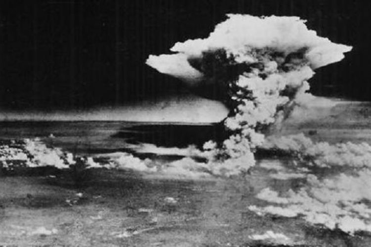 Pada 6 Agustus 1945 jam 08.16 waktu Jepang, sebuah bom atom meledak pada titik 580 meter di atas pusat kota Hiroshima. Sekitar 80 persen wilayah kota hancur. Ledakan membentuk cendawan bom atom.