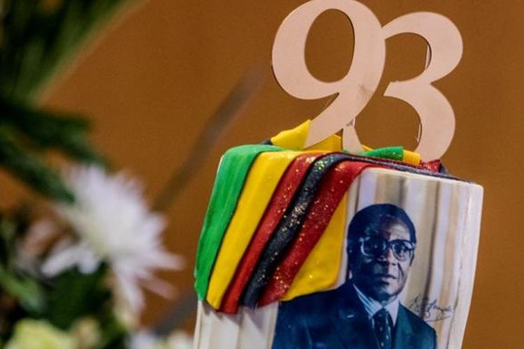 Foto Robert Mugabe muda menghiasi kue ulang tahun yang disajikan dalam pesta ulang tahun ke-93 sang presiden, Sabtu (25/2/2013).