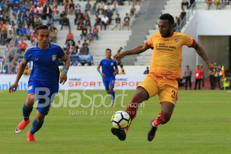 Duel pemain Sriwijaya FC dan Persiba Balikpapan dalam laga Piala Gubernur Kaltim 2018 di Stadion Batakan, Balikpapan, Sabtu (24/2/2018).
