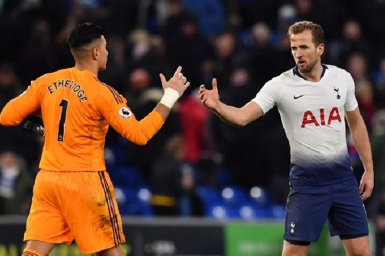 Neil Etheridge menyalami Harry Kane seusai laga Cardiff City vs Tottenham Hotspur pada lanjutan Liga Inggris, 1 Januari 2019. 