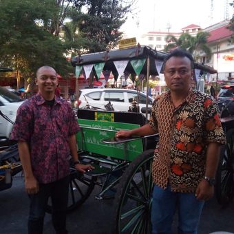 Compliance & Public Affairs, Grab Indonesia, Barry Pramudya dan Ketua Paguyuban Andong DIY, saat peluncuran Grab Andong di Yogyakarta, Jumat (24/8/2019).