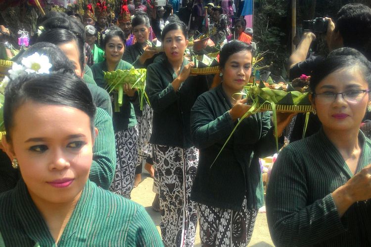 Semua warga yang ikut tradisi ini berdandan dan mempercantik diri.