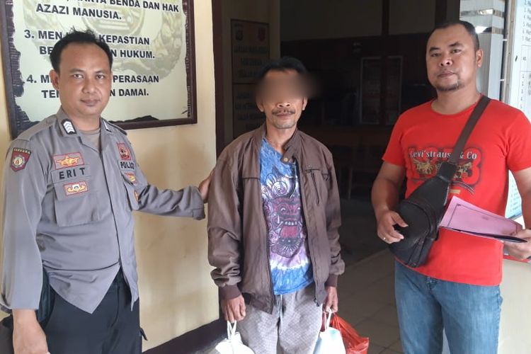 Sudarmo, calon anggota DPRD Kabupaten Landak, Kalimantan Barat, ditangkap aparat kepolisian atas tuduhan penggelapan uang koperasi senilai Rp 812 juta.