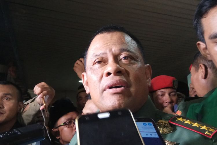Panglima TNI Jenderal Gatot Nurmantyo menganggap polemik ribut-ribut soal pembelian senjata oleh institusi non-militer adalah bentuk dari proxy war yang sering dirinya khawatirkan. Hal itu diungkapkan Gatot di Gedung Pusat Dakwah Pimpinan Pusat Muhammadiyah, Jakarta, Jumat (6/10/2017).