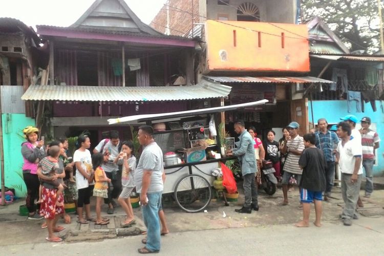 Rinto, tukang bakso di Makassar, Sulawesi Selatan, yang keliling mendorong gerobaknya menjajakan bakso dengan berpakaian ala direktur atau pegawai kantoran. 