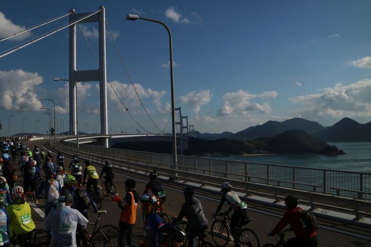 Para pesepeda ketika mengikuti event Shimanami Kaido di Jepang 28 Oktober 2018.