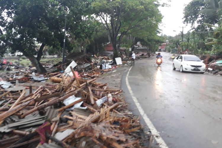 Tampak sejumlah warung dan rumah di pinggir pantai, Jalan Raya Carita, Kabupaten Pandeglang, Banten rusak pasca diterjang tsunami, Minggu (23/12/2018).