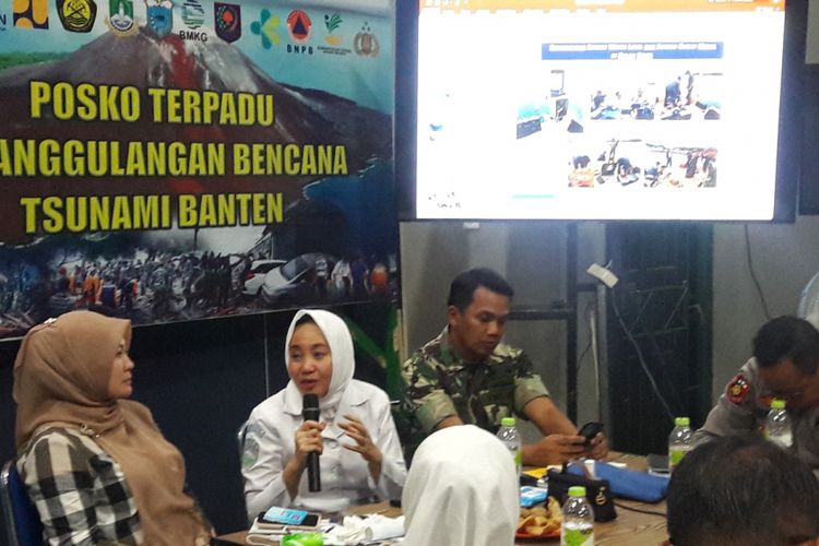 Kepala BMKG Prof Dwikorita Karnawati (kerudung putih) di Posko Terpadu Tsunami Selat Sunda, Labuan, Kabupaten Pandeglang, Selasa (1/1/2019).