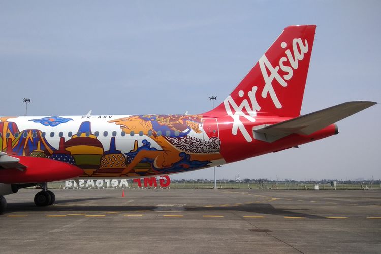 Pesawat AirAsia Indonesia bertipe Airbus 320 dengan gambar bertema pariwisata dan budaya Indonesia berupa Candi Borobudur, Gunung Bromo, dan Wayang serta logo Wonderful Indonesia dipamerkan di area Garuda Maintenance Facilities (GMF), Banten, Rabu (13/9/2017). Pemasangan gambar-gambar bertema pariwisata Indonesia ini bertujuan untuk turut mempromosikan pariwisata Indonesia.