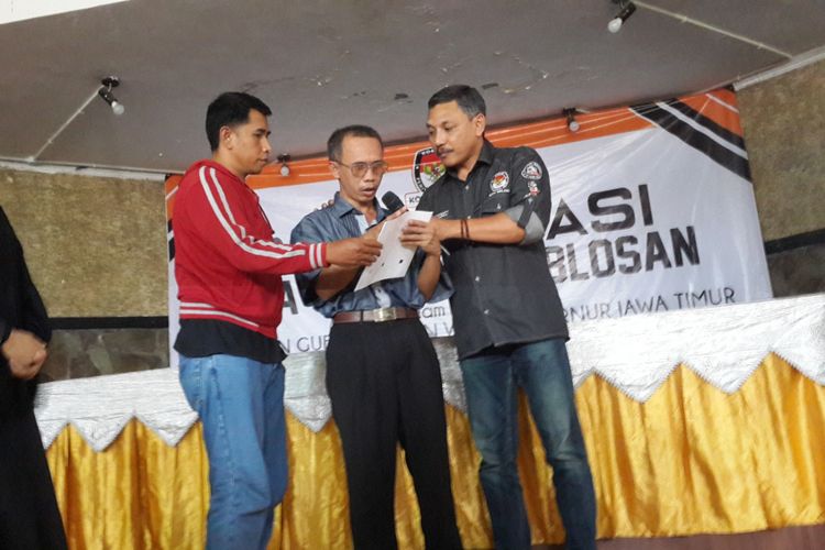 Komisioner KPU Kota Malang Ashari Husen saat sosialisasi kepada pemilih difabel, Senin (25/6/2018).