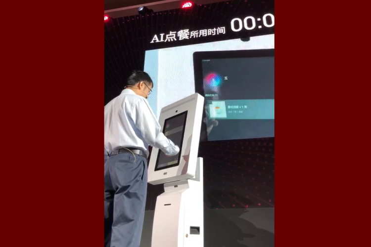 Mesin pemesanan pintar Alibaba sedang diperagakan 
