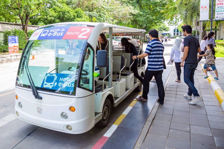 Hop off-Hop On merupakan sarana transportasi massal berteknologi listrik yang digunakan di kampus KMUTT, Bangkok, Thailand, sebagai sarana sosialisasi dan implementasi era kendaraan listrik di masyarakat kampus. 