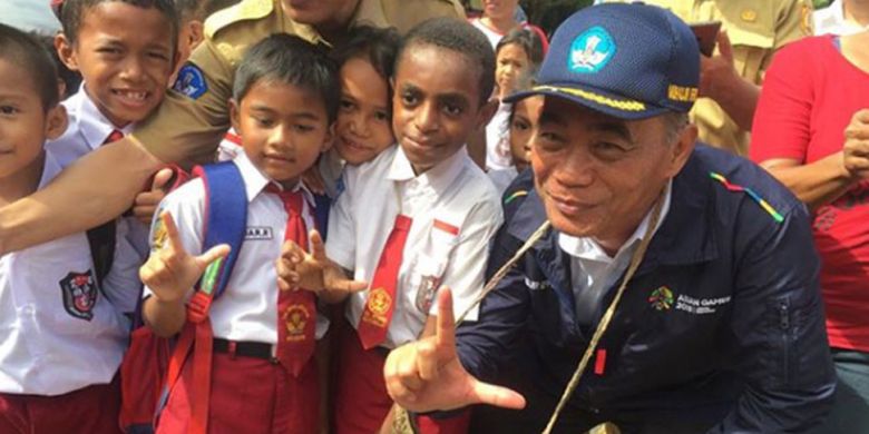 Mendikbud pantau hari pertama sekolah di Papua (16/7/2018).