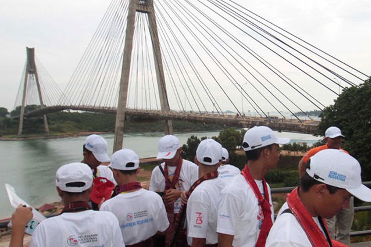 Sejumlah siswa yang tergabung dalam Siswa Mengenal Nusantara asal Sumut berada di area jembatan Balerang di Batam, Kepri, Rabu (1/8/2018). Siswa Mengenal Nusantara merupakan bagian program BUMN Hadir Untuk Negeri yang tujuannya untuk menanamkan rasa bangga dan cinta tanah air sejak dini kepada para siswa.