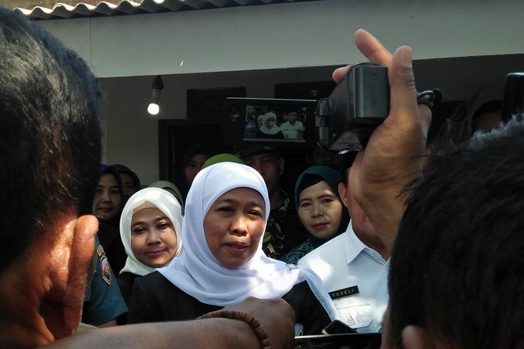 Gubernur Jatim, Khofifah Indar Parawansa (tengah), saat memberikan keterangan kepada awak media selepas peresmian agenda renovasi Rumah Tidak Layak Huni (RTLH) di Lamongan, Rabu (21/8/2019).