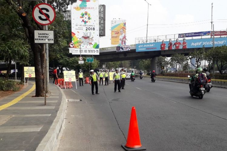 Akses menuju Jalan Gerbang Pemuda dari Jalan Gatot Subroto sudah ditutup jelang upacara penutupan Asian Games 2018, Minggu (2/8/2018)