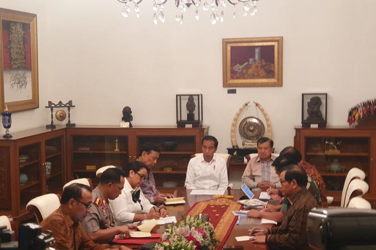 Presiden Joko Widodo langsung memimpin rapat terbatas terkait masalah Papua usai pulang dari kunjungan kerja di Jawa Tengah, Jumat (30/8/2019) petang. 