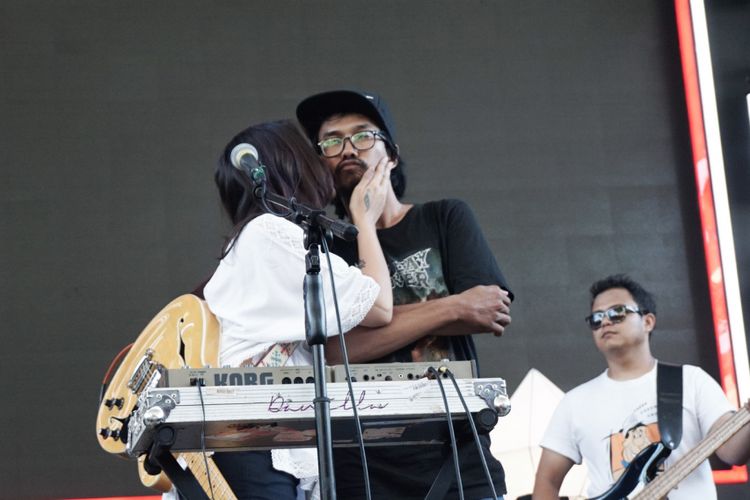 Vokalis Danilla cium seorang penonton saat tampil di panggung Slim Refine Stage, Garuda Wisnu Kencana (GWK), Badung, Bali, Minggu (9/9/2018). 