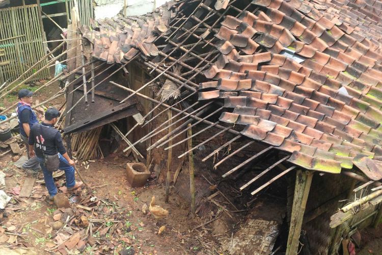 Rumah pasangan lanjut usia rusak akibat gempa Lebak di Kampung Pangkalan, Desa Padaasih, Cisaat, Kabupaten Sukabumi, Jawa Barat, Rabu (24/1/2018). 