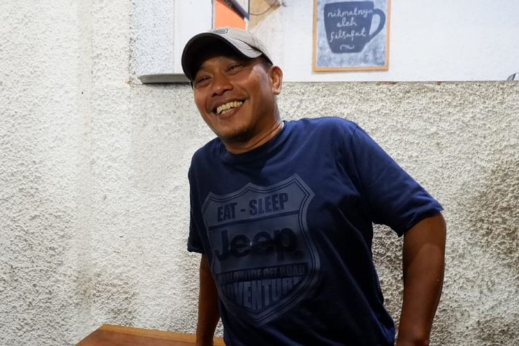 Penulis buku sekaligus sutradara film Dilan 1991 Pidi Baiq saat diwawancarai di Bandung, Kamis (21/2/2019).