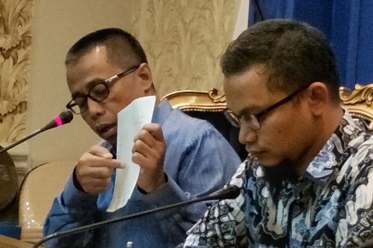 Wakil Ketua Umum Partai Amanat Nasional (PAN) Hanafi Rais dan anggota Dewan Kehormatan PAN, Dradjad H Wibowo, saat menggelar konferensi pers di ruang kerja Fraksi PAN, Kompleks Parlemen, Senayan, Jakarta, Kamis (29/3/2018).