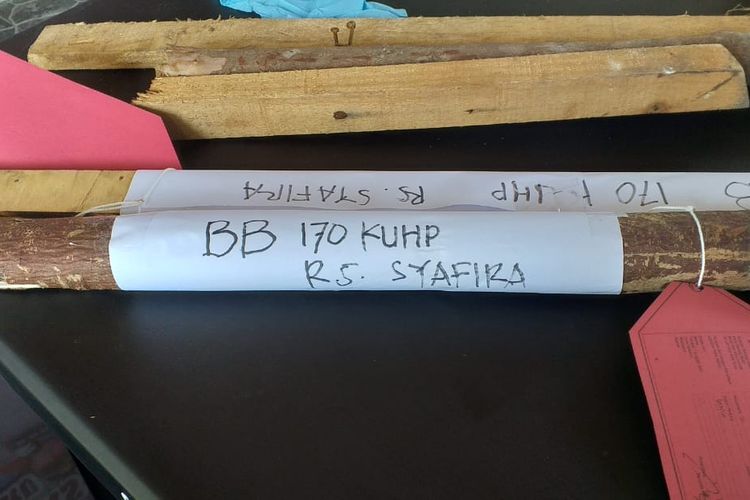 Barang bukti kayu yang digunakan pelaku ditemukan dikawasan Rumah Sakit Syafira dan diamankan di Polresta Pekanbaru 