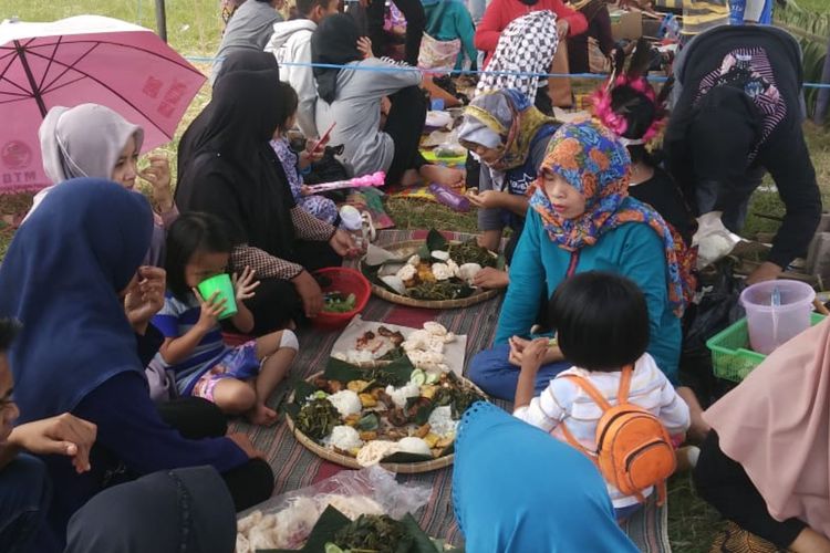 Warga Desa Citali, Pamulihan, Sumedang, Jawa Barat santap nasi liwet bareng dalam tradisi munggahan Gembrong Liwet, Rabu (1/4/2019). AAM AMINULLAH/KOMPAS.com