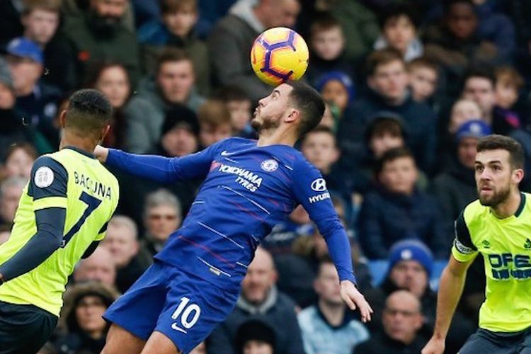 Eden Hazard tengah mengontrol bola pada pertandingan Chelsea vs Newcastle United di Stadion Stamford Bridge dalam lanjutan Liga Inggris, 2 Februari 2019. 