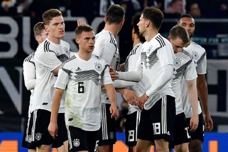Para pemain Timnas Jerman menyelamati Leon Goretzka seusai mencetak gol pada pertandingan versus Timnas Serbia di Volkswagen Arena, 20 Maret 2019. 