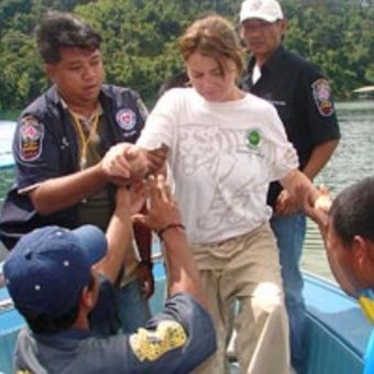 Helena Carroll diselamatkan dari dalam goa Nam Talu di Thailand. (Andrew Chant Pictures via The Telegraph)