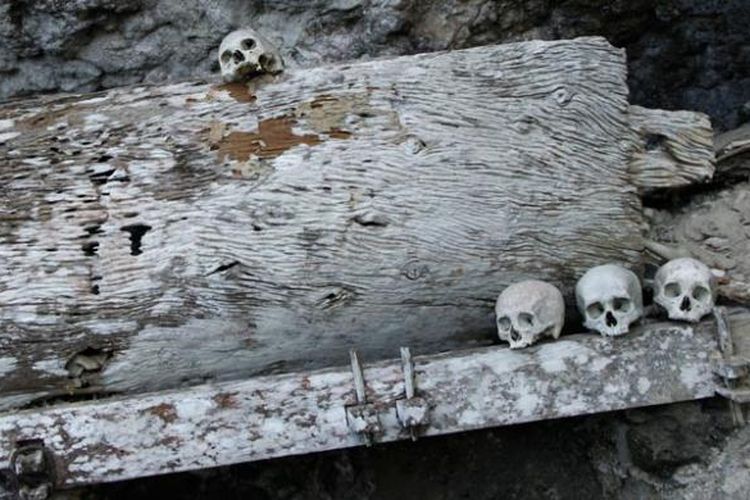 Kuburan batu yang diperkirakan berusia ratusan tahun di Kete Kesu, Kabupaten Toraja Utara, Sulawesi Selatan, Senin (17/11/2014).