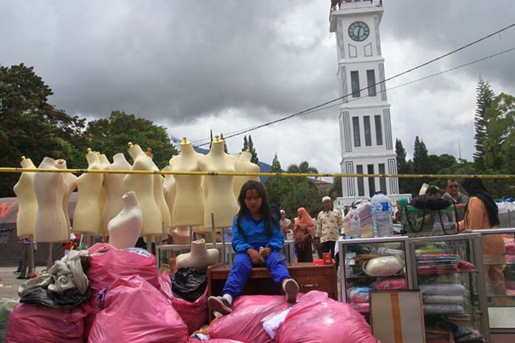 Seorang anak duduk di atas barang-barang yang bisa diselamatkan pascakebakaran Pasar Atas Bukittinggi, Sumatera Barat, Senin (30/10/2017). Data dari Pusat Pengendalian Operasi Penanggulangan Bencana (Pusdalops) Kota Bukittinggi sebanyak 350 kios hangus terbakar, dan petugas terkait masih menyelidiki penyebab kebakaran tersebut.