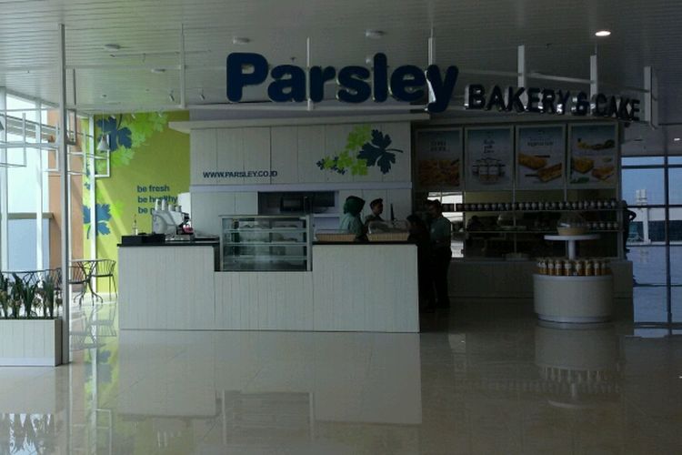 Beberapa stan juga sudah memajang koleksinya di ruang tunggu bandara seperti Periplus, Port Mart, Prasley Bakery juga Galeri Jogja. 