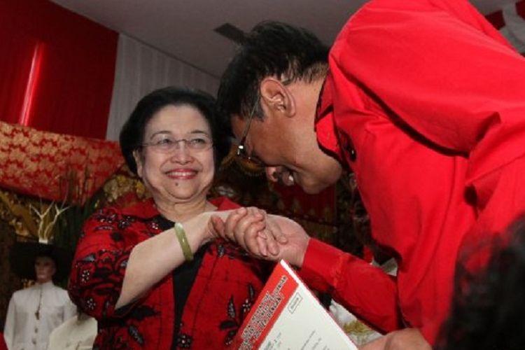 Bacagub Sumatera Utara Djarot Saiful Hidayat (kanan) mencium tangan Ketua Umum PDI Perjuangan Megawati Soekarnoputri (kiri) saat acara pengumuman bakal calon gubernur dan wakil gubernur yang diusung PDI Perjuangan di Kantor DPP PDI Perjuangan, Jakarta, Kamis (4/1/2018).