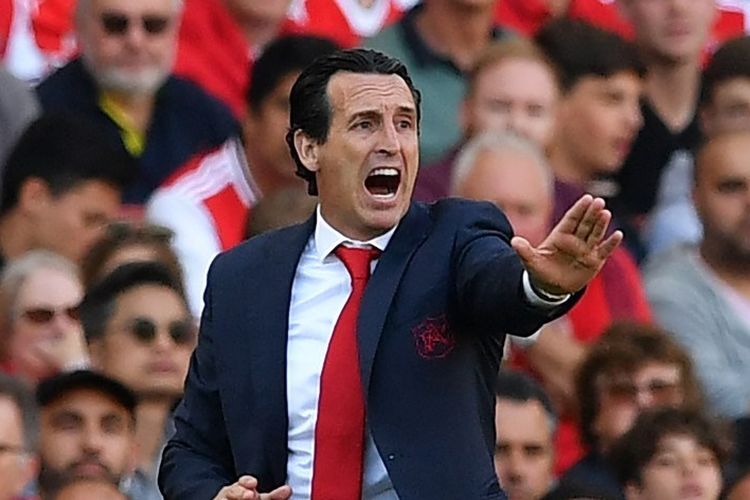 Unai Emery tengah memberi instruksi kepada pasukannya dalam laga Arsenal vs Tottenham Hotspur di Stadion Emirates, 1 September 2019. 