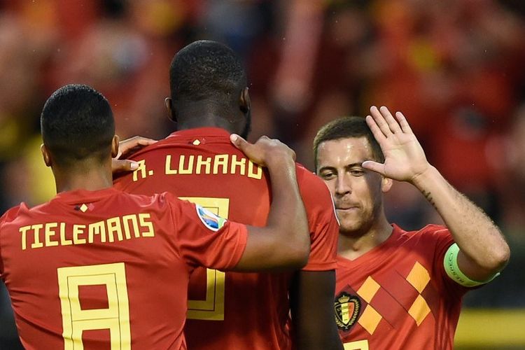 Romelu Lukaku merayakan golnya bersama Youri Tielemans dan Eden Hazard pada pertandingan Belgia vs Skotlandia dalam lanjutan kualifikasi Euro 2020 di Stadion King Baudouin, 11 Juni 2019. 