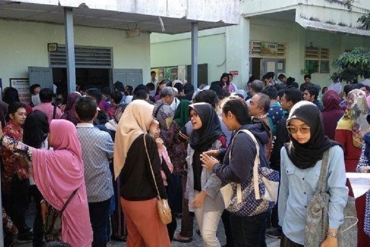 Ratusan orang tua dan calon siswa SMA sedang mengantre pengambilan token di SMA Negeri 8 Yogyakarta pada Kamis (20/6/2019).