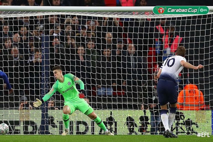 Penalti Harry Kane tak bisa ditepis Kepa Arrizabalaga dalam laga Tottenham Hotspur vs Chelsea pada laga pertama semifinal Piala Liga Inggris (Carabao Cup) di Stadion Wembley, 8 Januari 2019. 