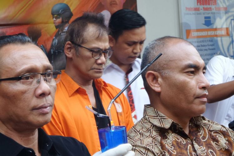 Dit Resnarkoba Polda Metro Jaya memberikan keterangan pers terkait penangkapan artis Tio Pakusadewo atas kasus penyalahgunaan narkoba, di Mapolda Metro Jaya, Jakarta Pusat, Jumat (22/12/2017).