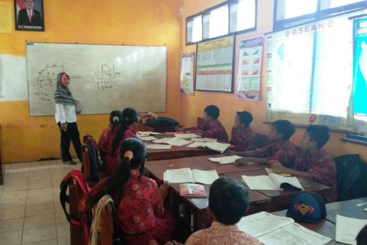 Wahyu Kusuma Dewi, Salah Satu GTT di SDN Darsono 4, Kecamatan Arjasa, Kabupaten Jember, Jawa Timur, Saat Mengajar di Kelas 6. 