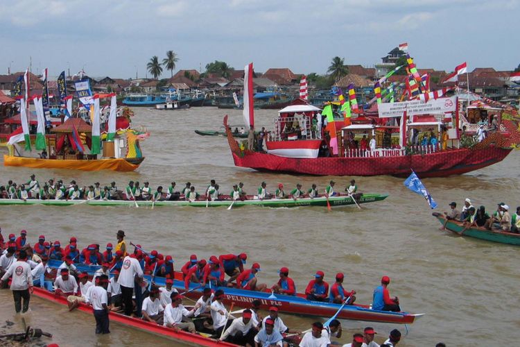 Sejumlah perahu hias sedang memarken berbagai perhiasan di Sungai Musi, Palembang, Sumatera Selatan, Rabu (17/8/2005). Lomba perahu hias dan perahu bidar tradisional diselenggarakan Pemerintah Kota Palembang untuk memperingati hari ulang tahun (HUT) ke-60 Republik Indonesia.